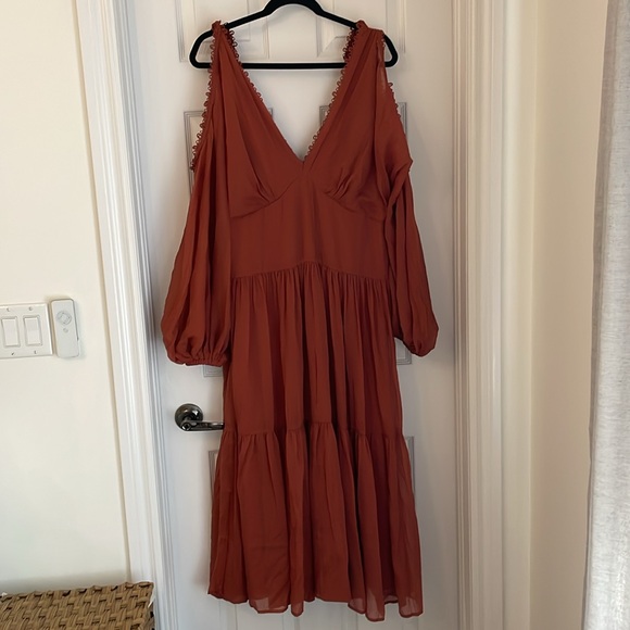 ASOS DESIGN cold shoulder tiered midi dress with lace insert in rust - Picture 5 of 6